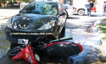 Fuerte impacto entre un auto y una moto