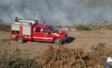 Incendio en el relleno costero