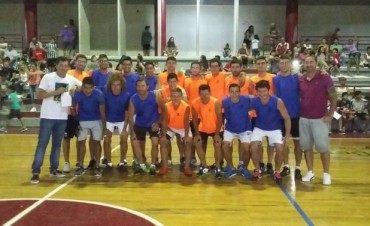 El encuentro de futbolistas profesionales fue un canto al fútbol