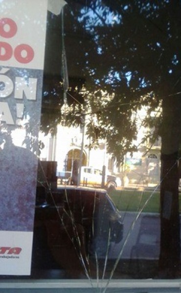 Vándalos rompen vidrios de SUTEBA