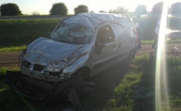 Vuelco en km 218 carril Rosario Buenos Aires.