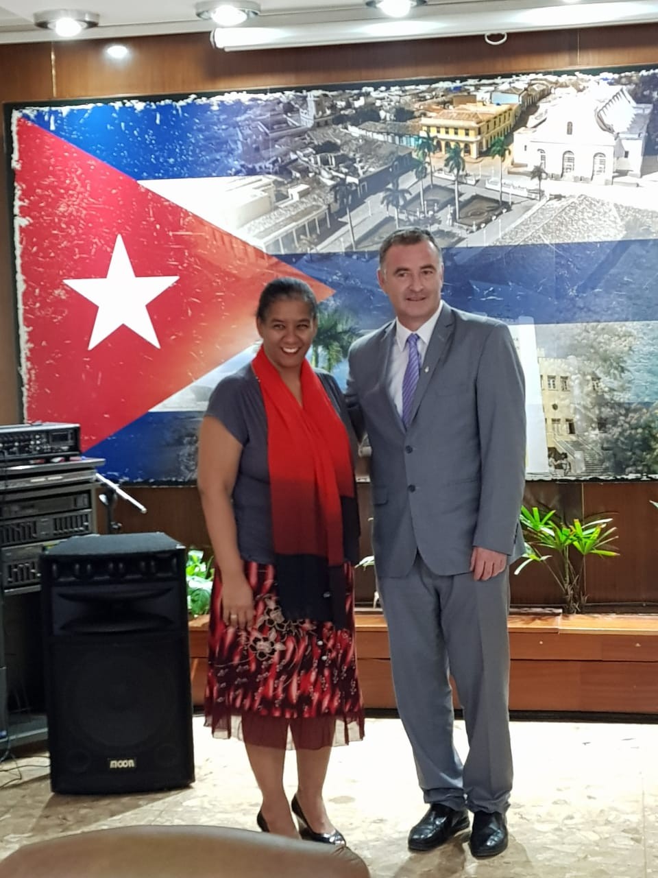 El  Intendente Poletti  visitó la embajada de Cuba