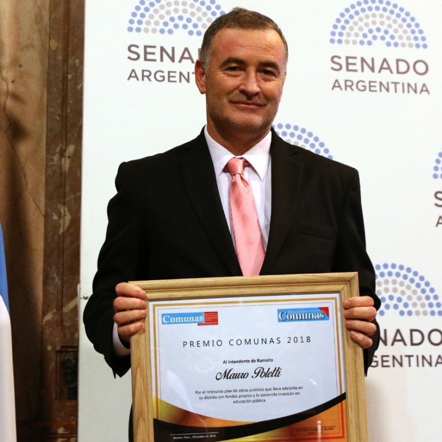 El Intendente Poletti fue distinguido por la Revista Comunas