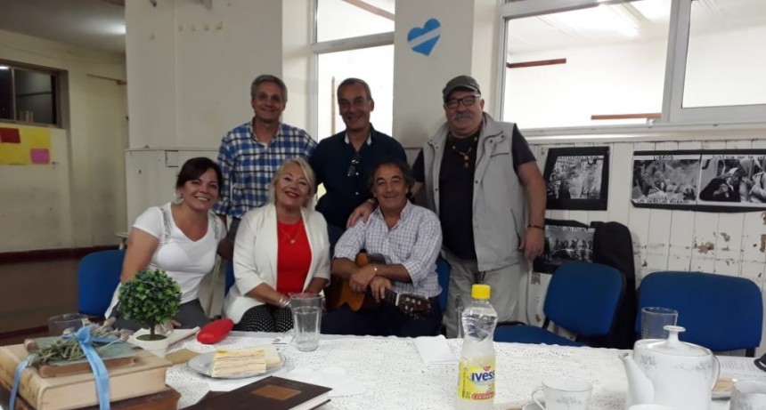 CENS 451:  El café literario tuvo la prosa y la poesía del “Negro” Castillo