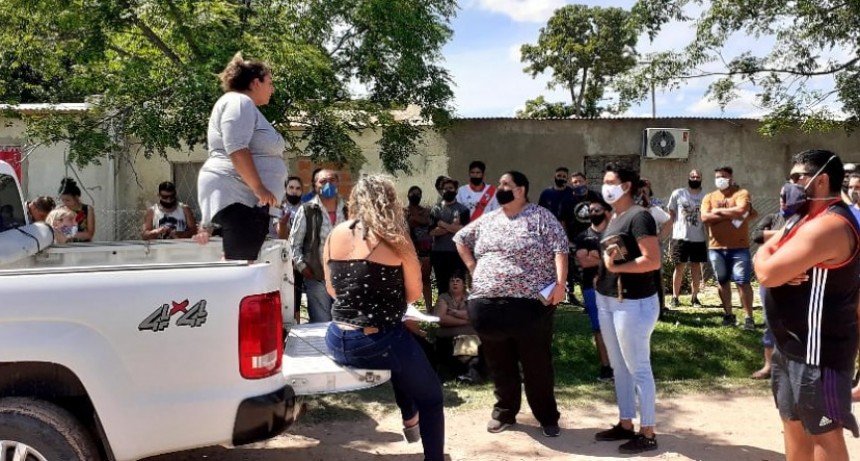 Casi un centenar de vecinos se plegaron a la protesta