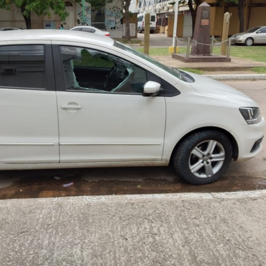 Le robaron la billetera y destruyeron el vidrio