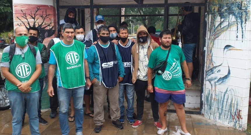 En una jornada marcada por la lluvia, diferentes organizaciones apoyaron el reclamo de los recolectores de residuos. 