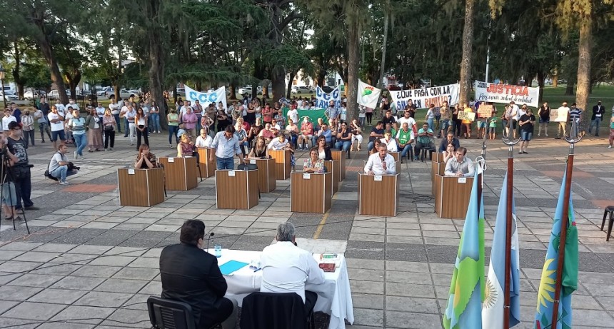 La asunción de los concejales tuvo idas y vueltas