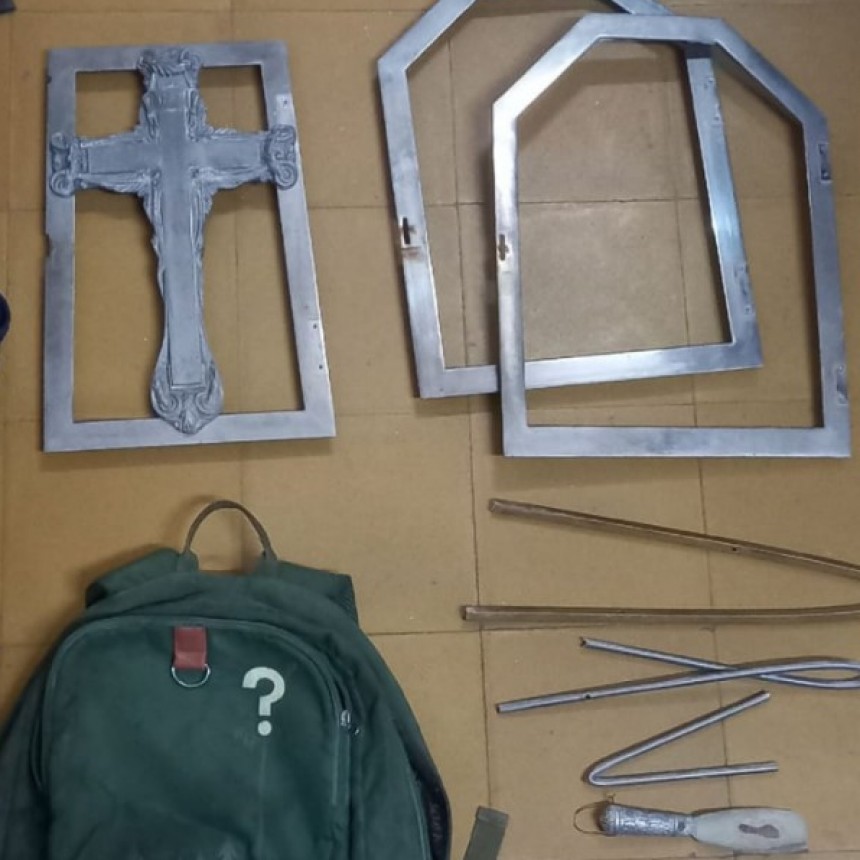 Detienen a dos personas que robaban en el cementerio local