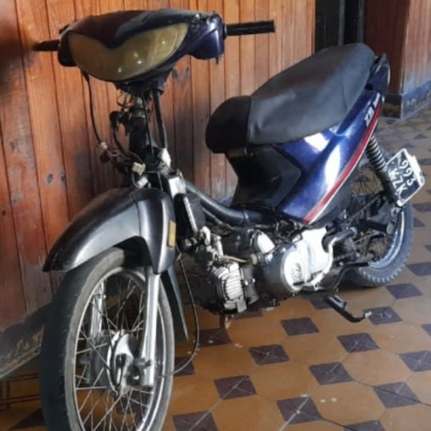 Personal policial detuvo a un joven que circulaba en moto con la numeración adulterada