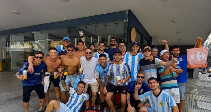 Dejaron todo y se fueron a recibir a la selección nacional: al menos 100 ramallenses se instalaron en Buenos Aires para celebrar con Messi y compañía