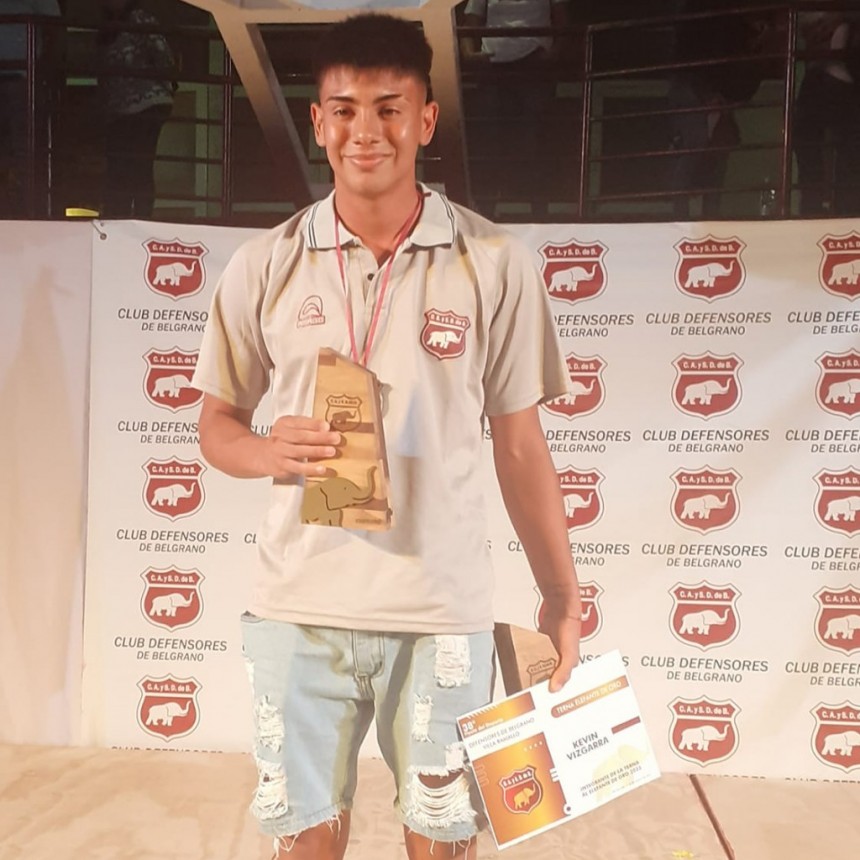 Kevin Vizcarra Elefante de Oro 2023 en Defensores