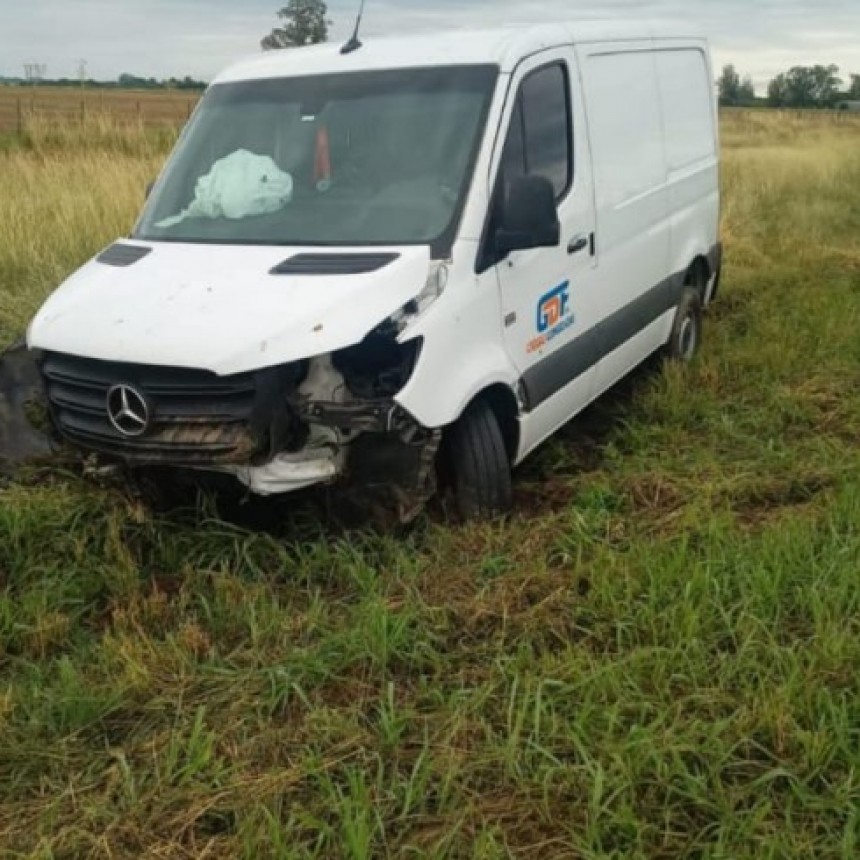 Más despiste en la ruta 9: otro incidente involucró a una camioneta Sprinter