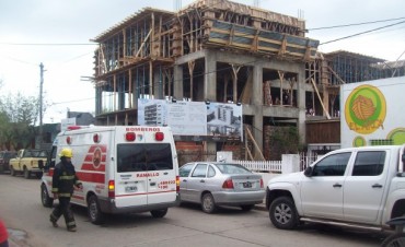 Obrero herido en una obra en construcción