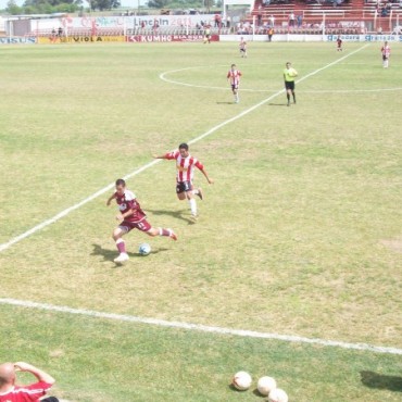 Defensores goleó a Rivadavia en Lincoln