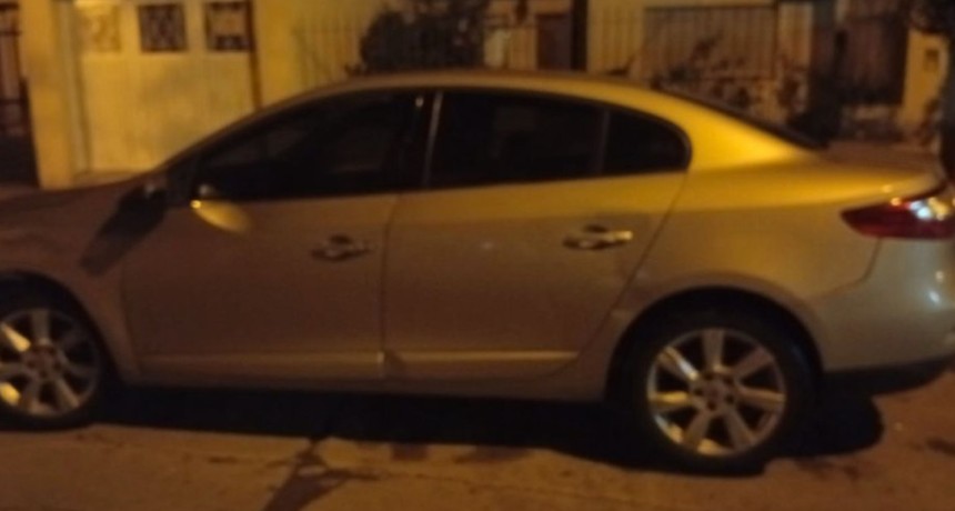 Detienen a dos hombres con un auto robado en Lomas de Zamora